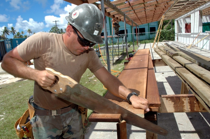 charpentier-ILONSE-min_worker_construction_building_carpenter_male_job_build_helmet-893290